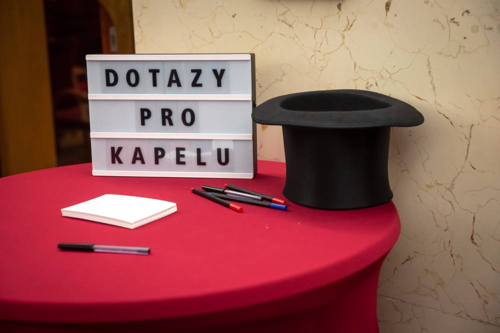 Z O2 areny na prkna divadel. Jelen rozezpíval Dvůr Králové