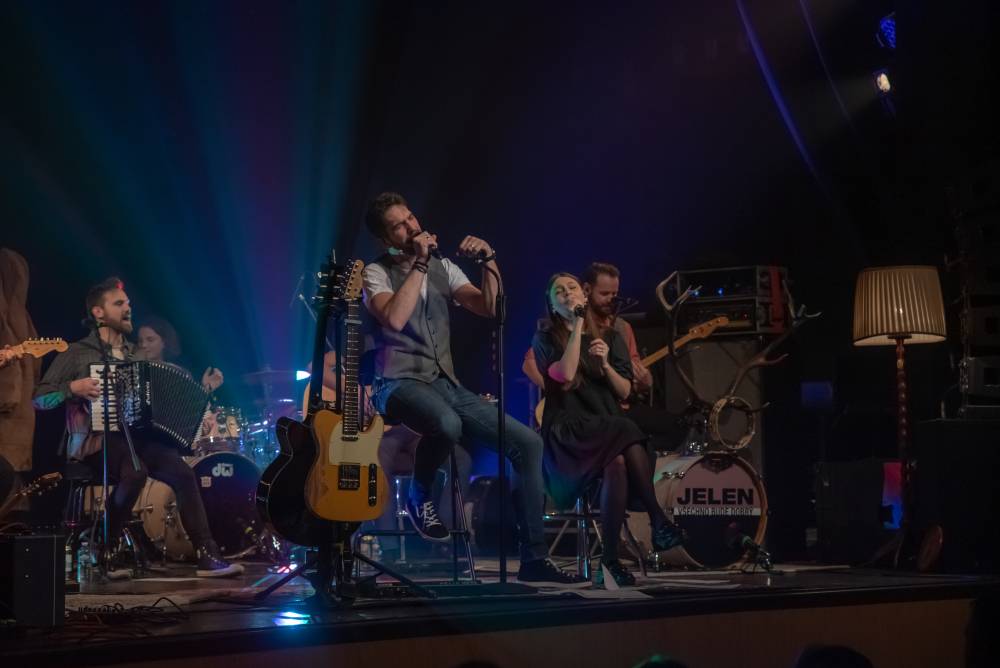 Z O2 areny na prkna divadel. Jelen rozezpíval Dvůr Králové