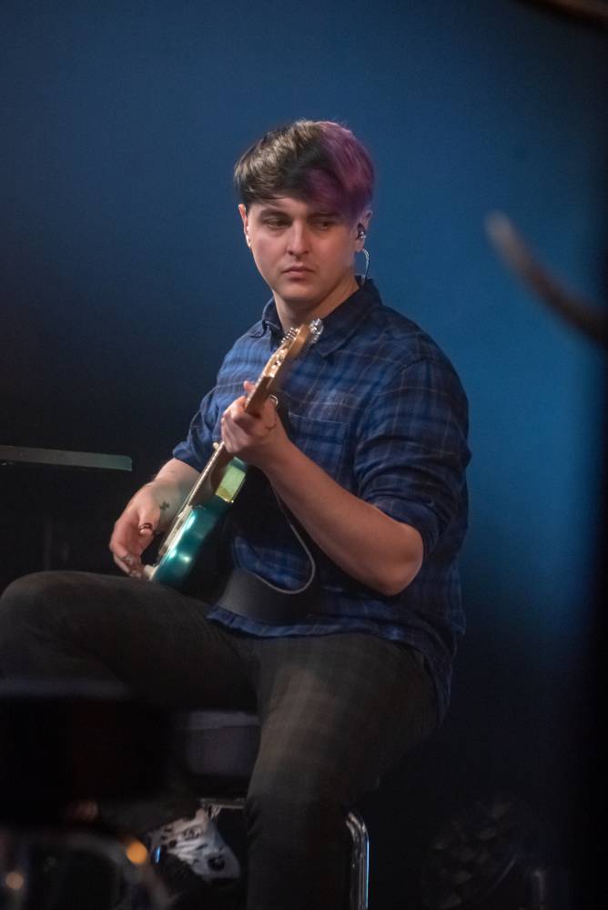 Z O2 areny na prkna divadel. Jelen rozezpíval Dvůr Králové