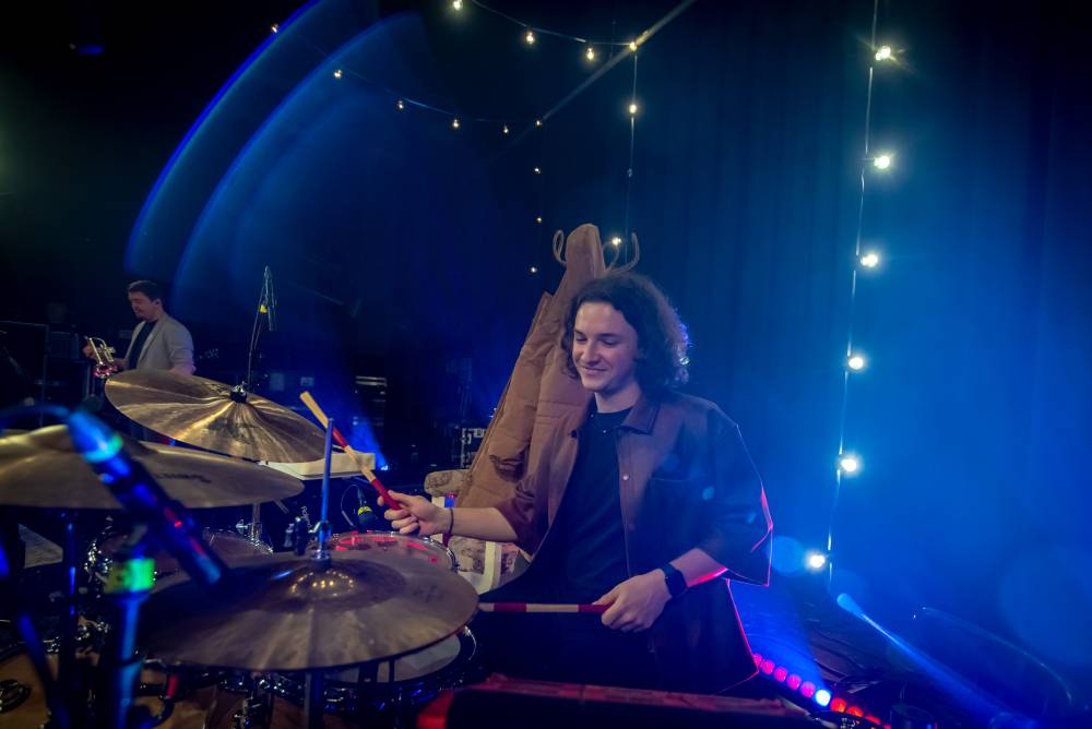 Z O2 areny na prkna divadel. Jelen rozezpíval Dvůr Králové