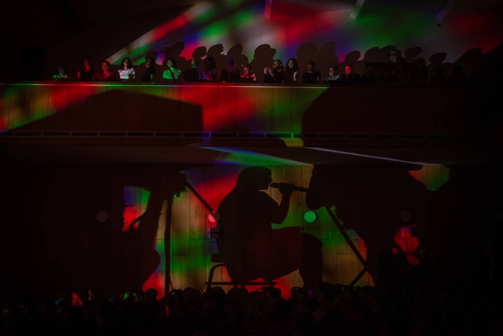 Z O2 areny na prkna divadel. Jelen rozezpíval Dvůr Králové