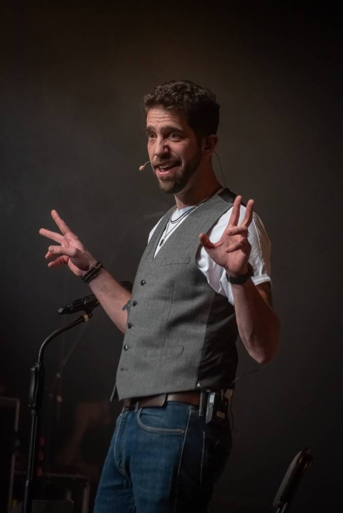 Z O2 areny na prkna divadel. Jelen rozezpíval Dvůr Králové