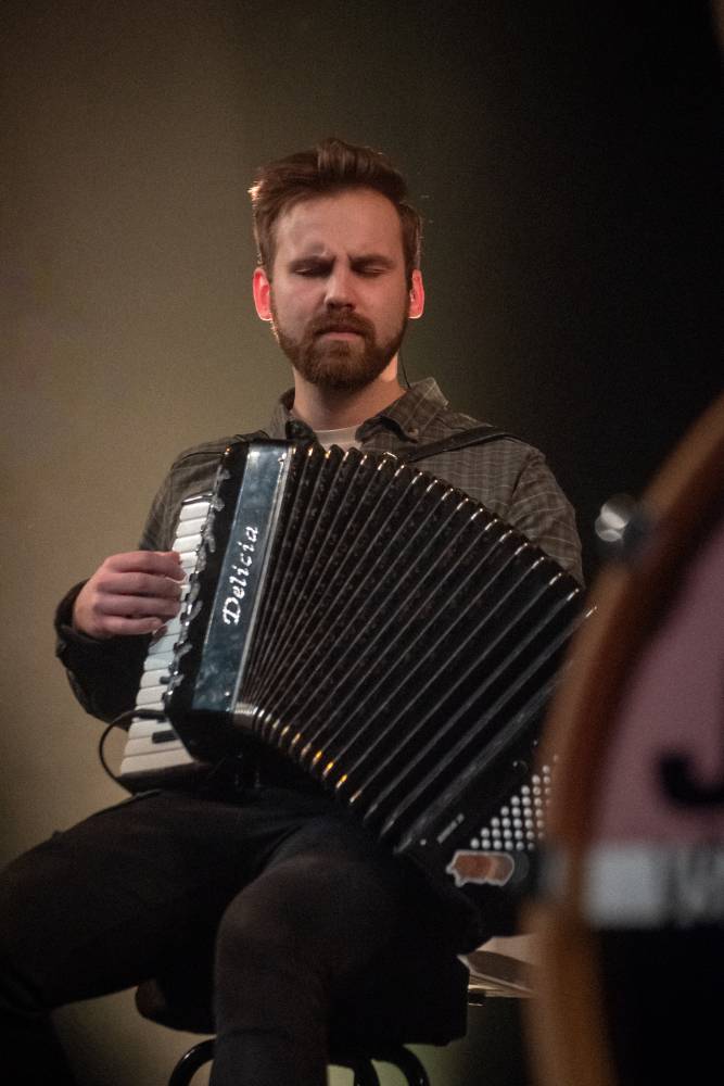 Z O2 areny na prkna divadel. Jelen rozezpíval Dvůr Králové