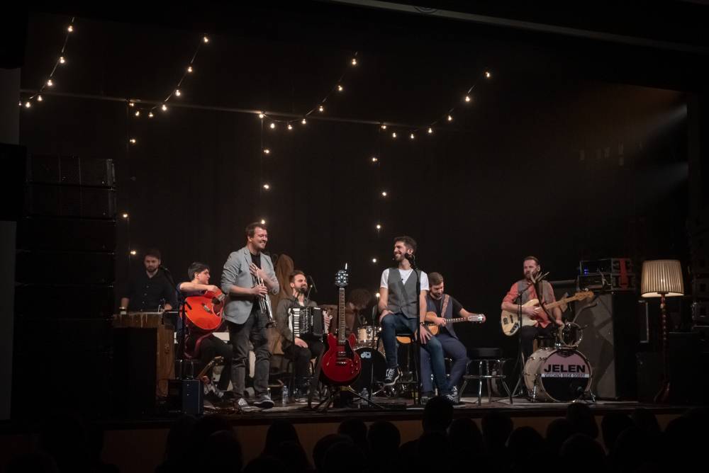 Z O2 areny na prkna divadel. Jelen rozezpíval Dvůr Králové