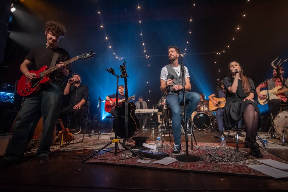 Z O2 areny na prkna divadel. Jelen rozezpíval Dvůr Králové