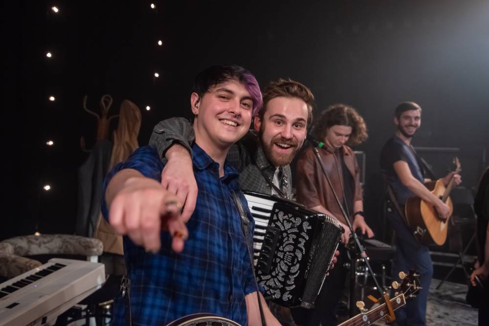 Z O2 areny na prkna divadel. Jelen rozezpíval Dvůr Králové