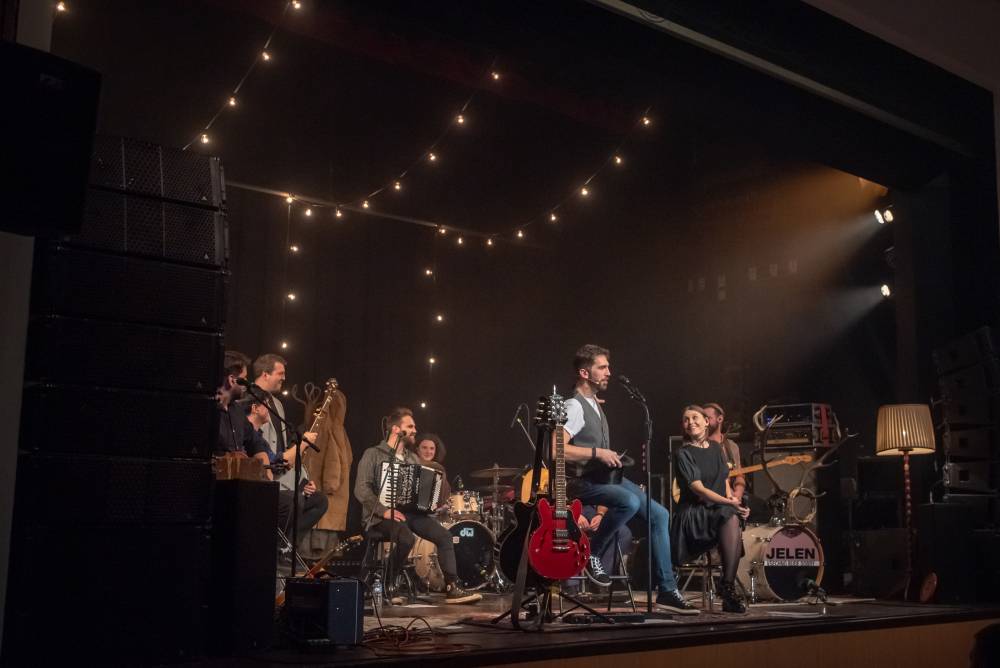 Z O2 areny na prkna divadel. Jelen rozezpíval Dvůr Králové