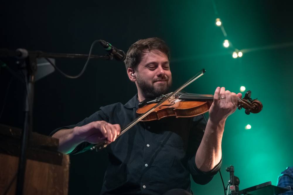 Z O2 areny na prkna divadel. Jelen rozezpíval Dvůr Králové