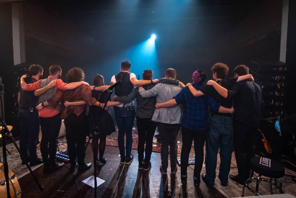 Z O2 areny na prkna divadel. Jelen rozezpíval Dvůr Králové