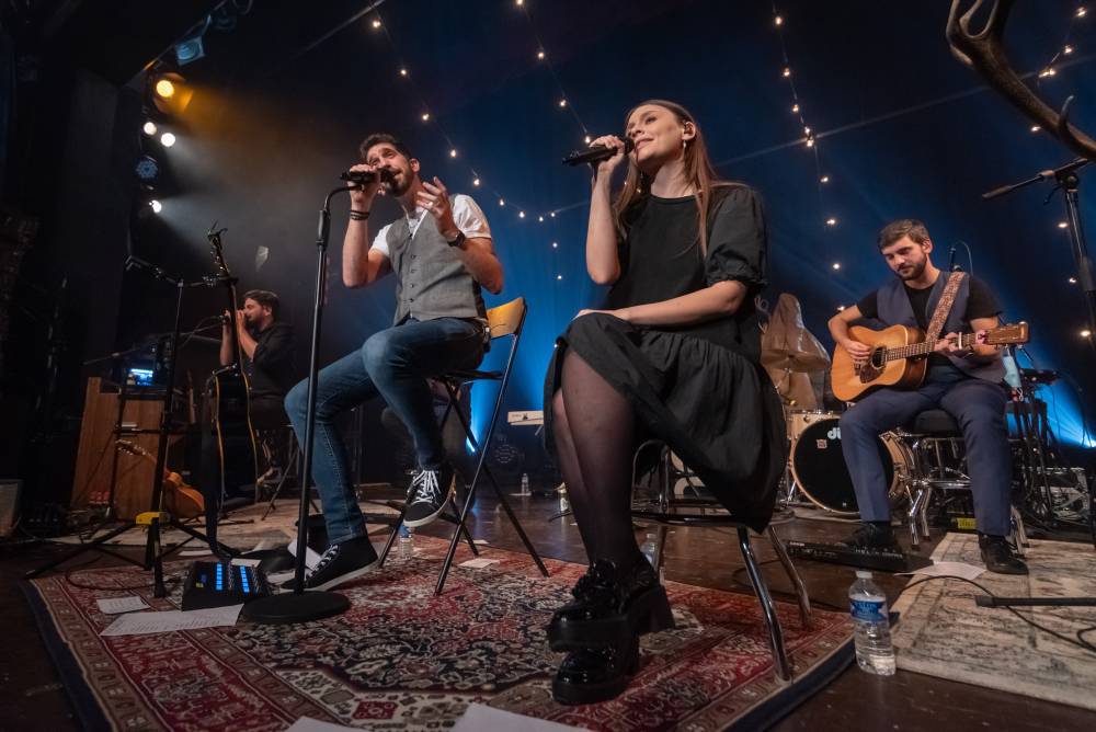 Z O2 areny na prkna divadel. Jelen rozezpíval Dvůr Králové