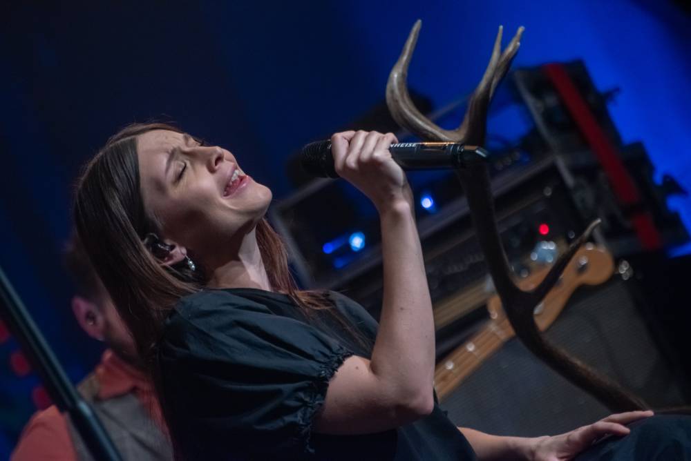 Z O2 areny na prkna divadel. Jelen rozezpíval Dvůr Králové