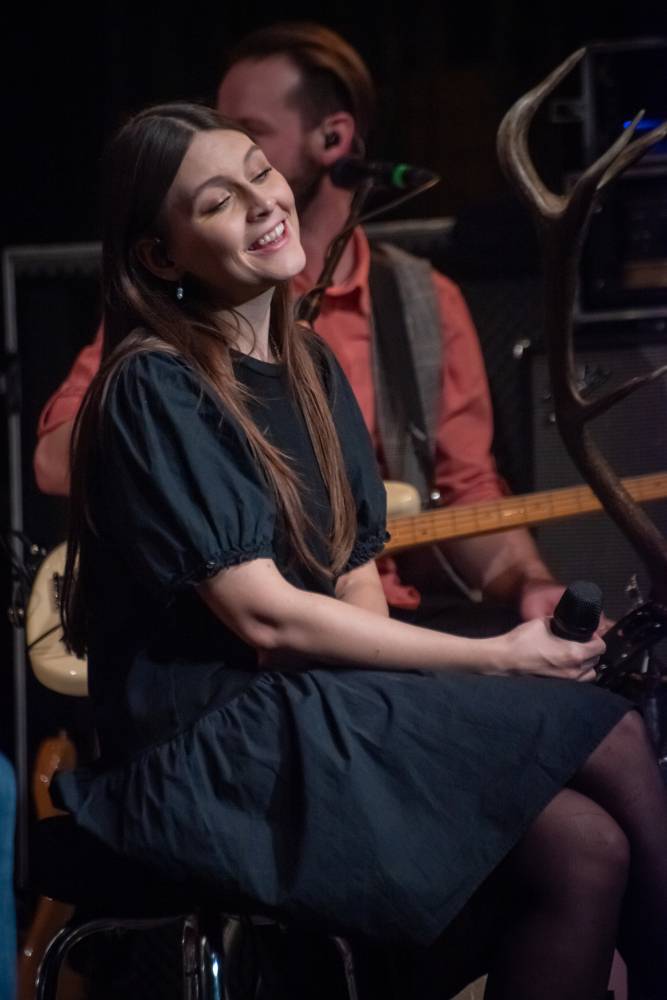 Z O2 areny na prkna divadel. Jelen rozezpíval Dvůr Králové