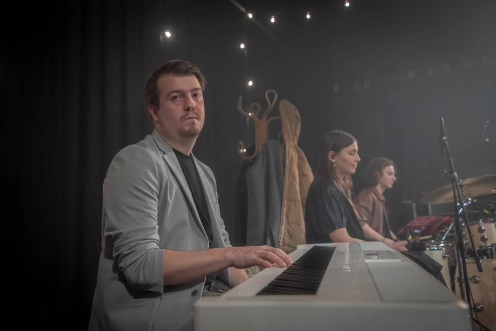 Z O2 areny na prkna divadel. Jelen rozezpíval Dvůr Králové