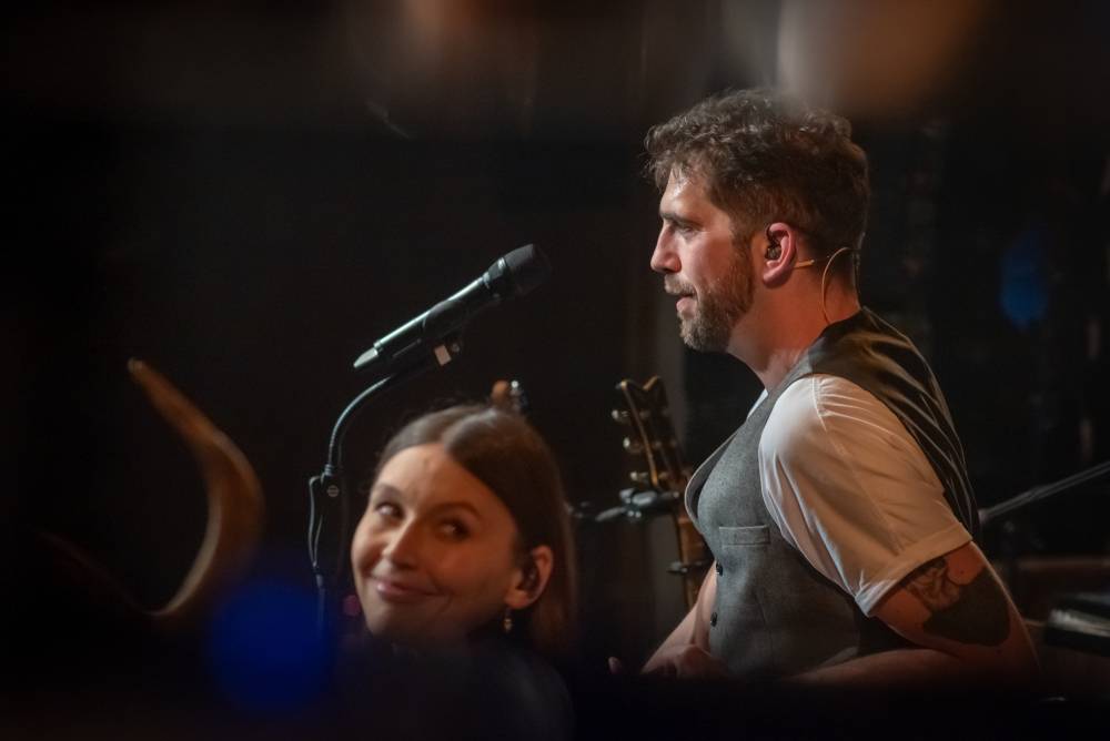 Z O2 areny na prkna divadel. Jelen rozezpíval Dvůr Králové