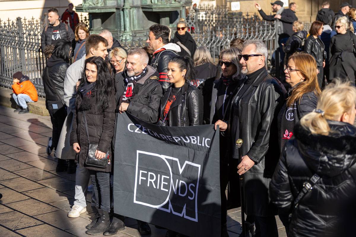 Více než tisícovka fanoušků Depeche Mode obsadila Karlův most