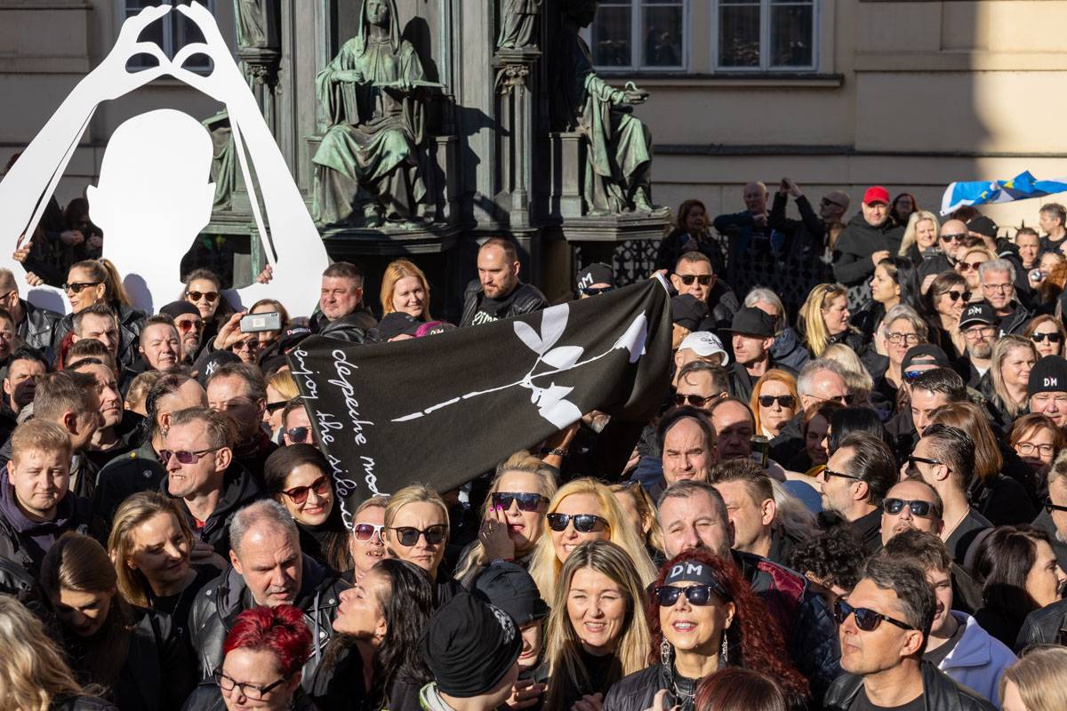 Více než tisícovka fanoušků Depeche Mode obsadila Karlův most