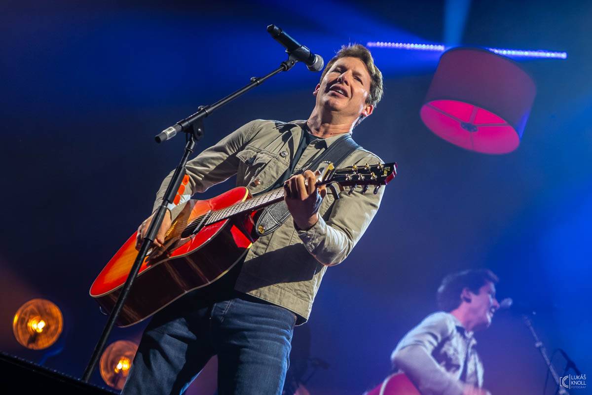 James Blunt roztancoval Forum Karlín, do Prahy přivezl nové album