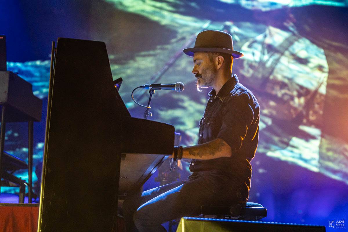 James Blunt roztancoval Forum Karlín, do Prahy přivezl nové album