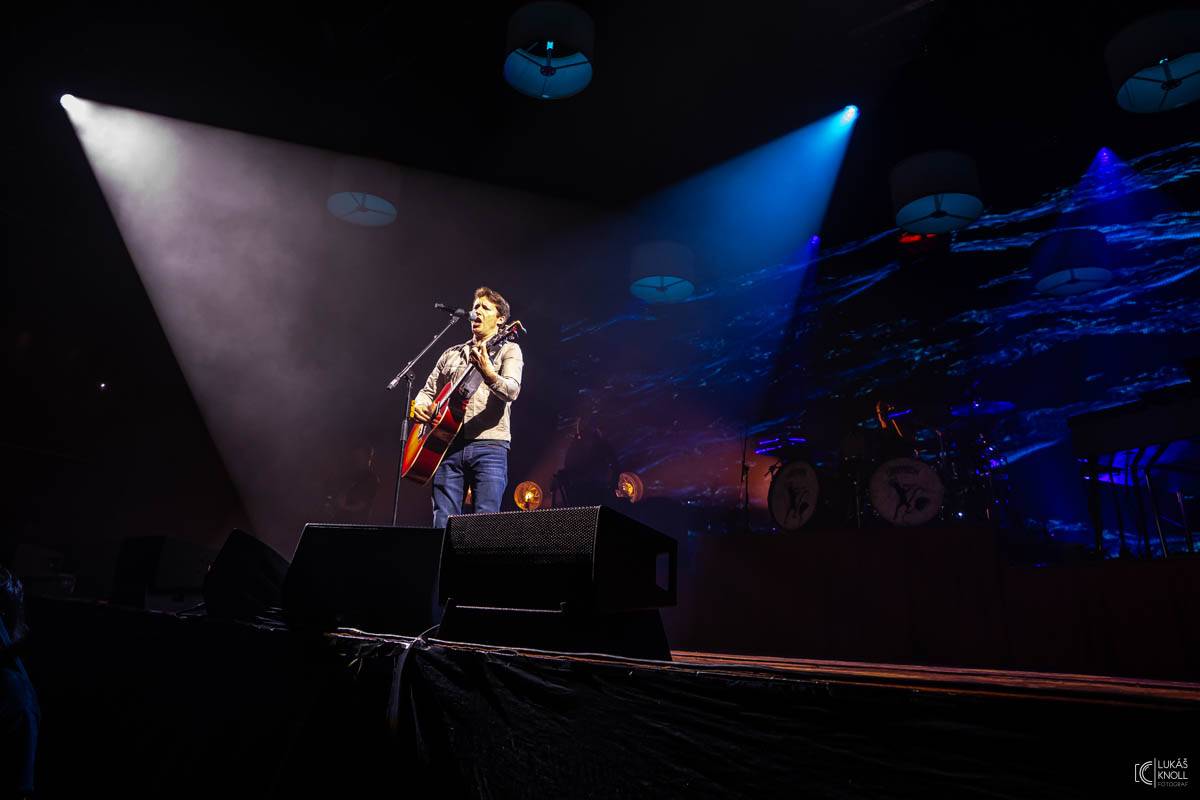 James Blunt roztancoval Forum Karlín, do Prahy přivezl nové album
