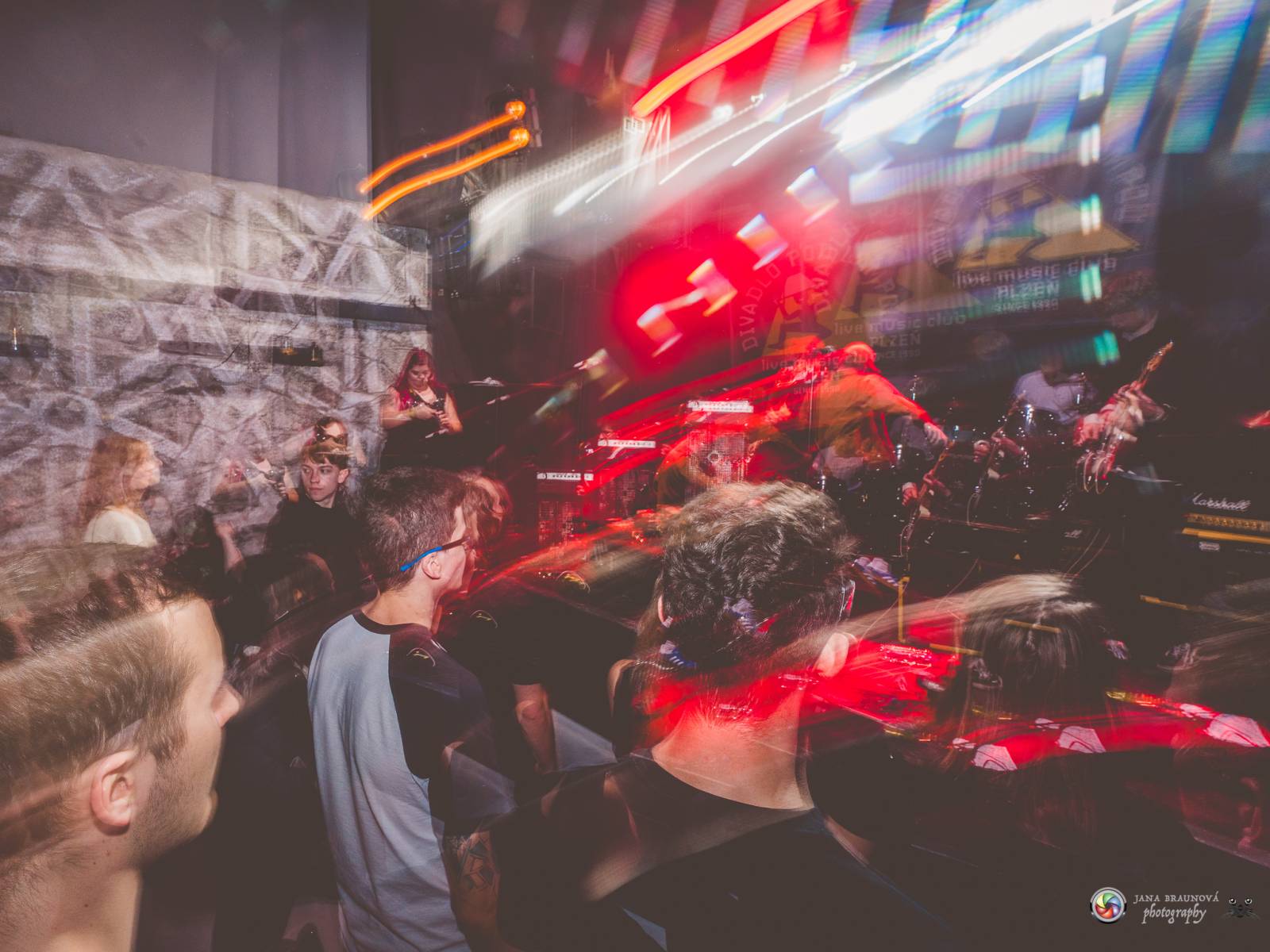 John Wolfhooker rozjeli v Plzni moshpit, předskakovali jim .themayrevolution