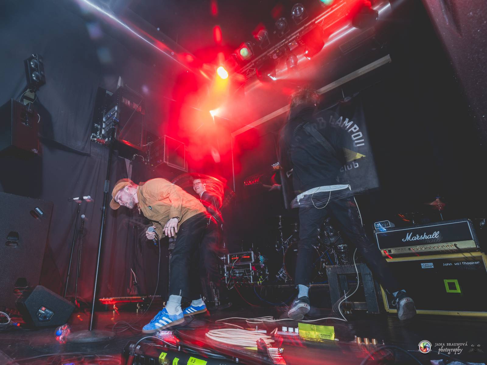 John Wolfhooker rozjeli v Plzni moshpit, předskakovali jim .themayrevolution