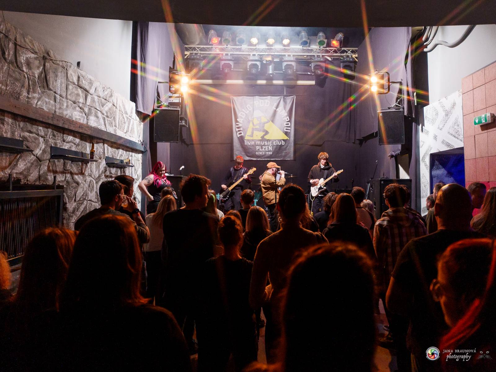 John Wolfhooker rozjeli v Plzni moshpit, předskakovali jim .themayrevolution