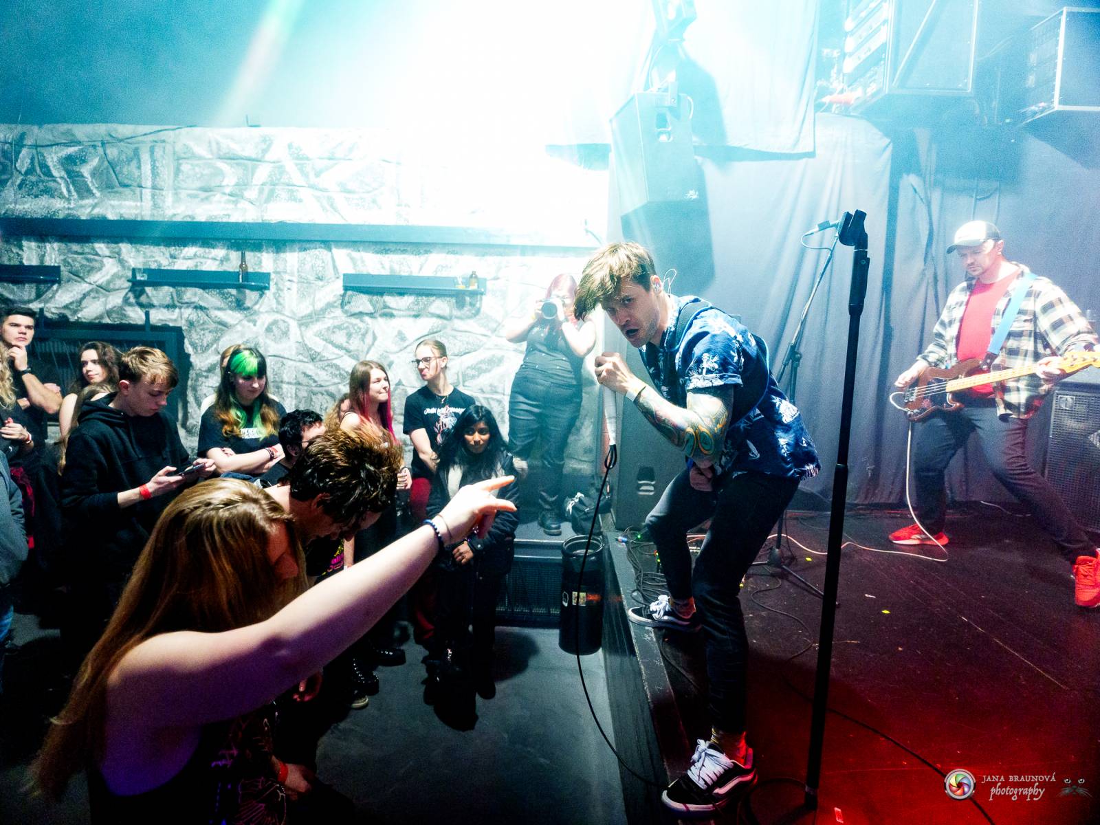 John Wolfhooker rozjeli v Plzni moshpit, předskakovali jim .themayrevolution