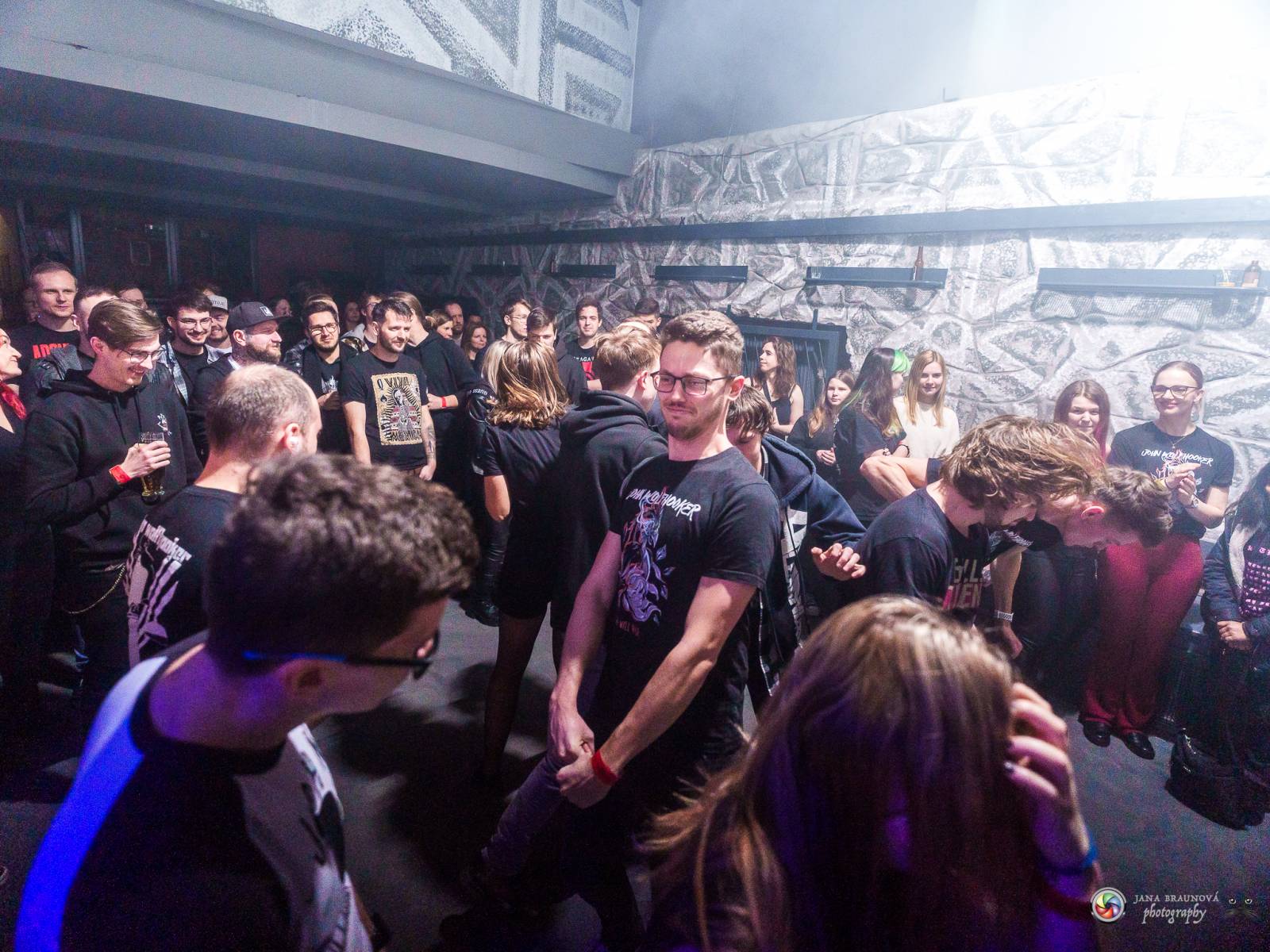 John Wolfhooker rozjeli v Plzni moshpit, předskakovali jim .themayrevolution