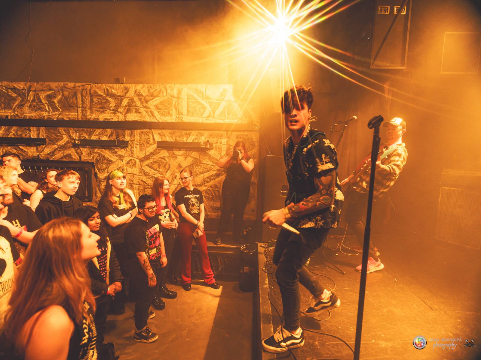 John Wolfhooker rozjeli v Plzni moshpit, předskakovali jim .themayrevolution