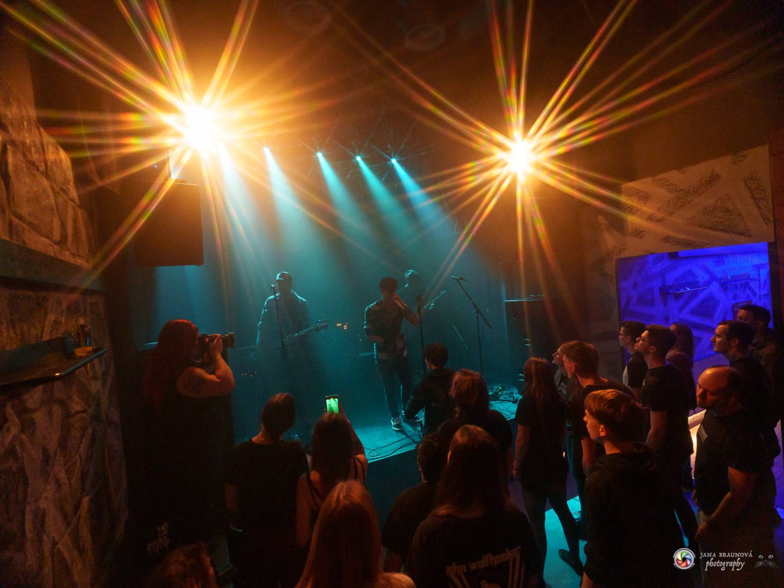 John Wolfhooker rozjeli v Plzni moshpit, předskakovali jim .themayrevolution