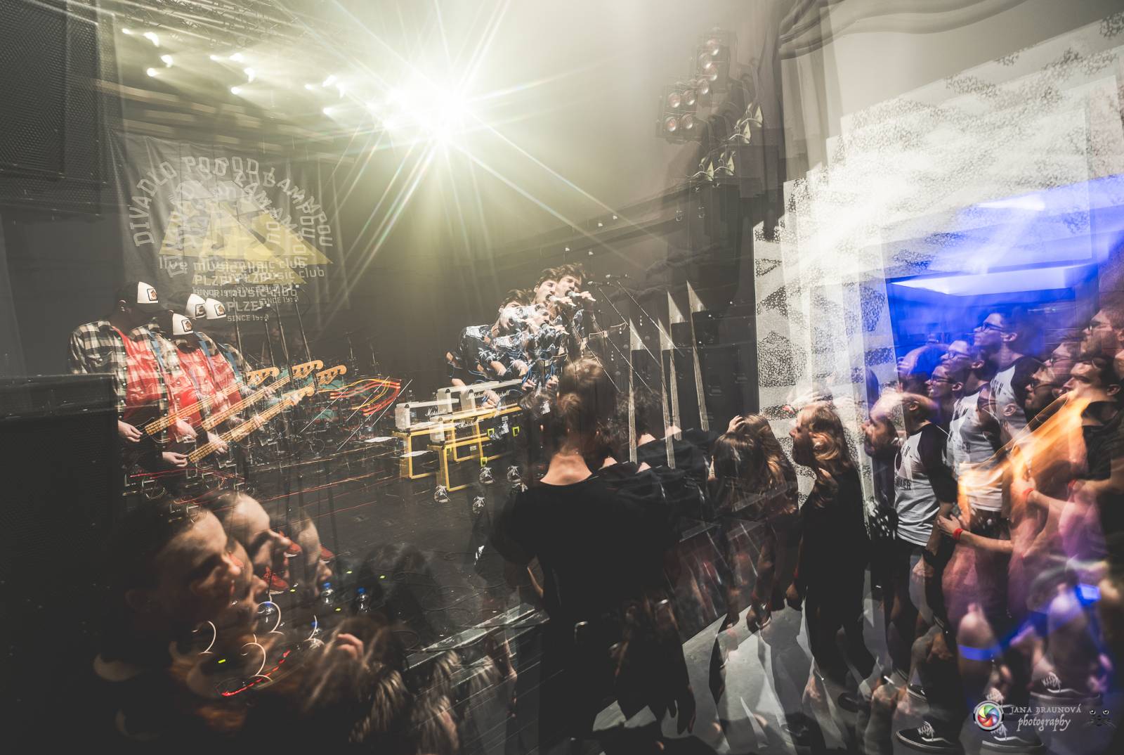 John Wolfhooker rozjeli v Plzni moshpit, předskakovali jim .themayrevolution