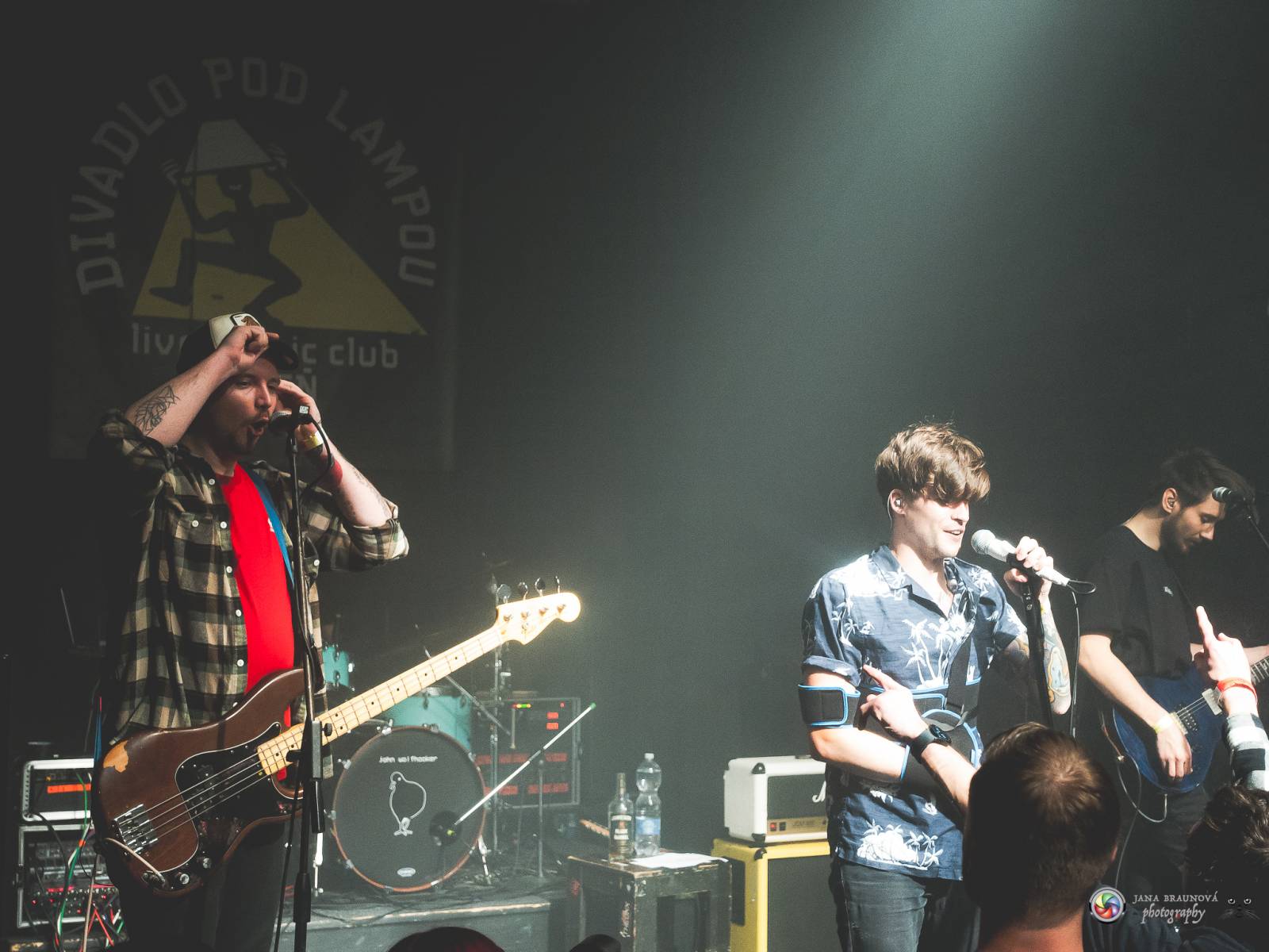 John Wolfhooker rozjeli v Plzni moshpit, předskakovali jim .themayrevolution