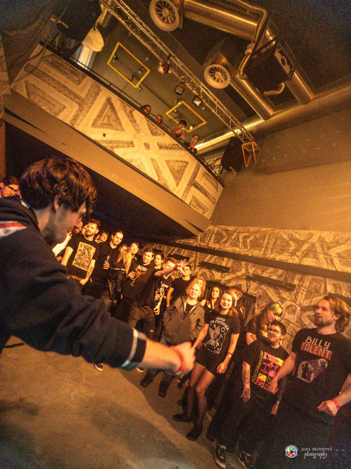 John Wolfhooker rozjeli v Plzni moshpit, předskakovali jim .themayrevolution