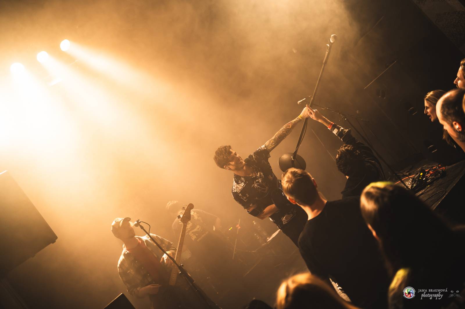 John Wolfhooker rozjeli v Plzni moshpit, předskakovali jim .themayrevolution