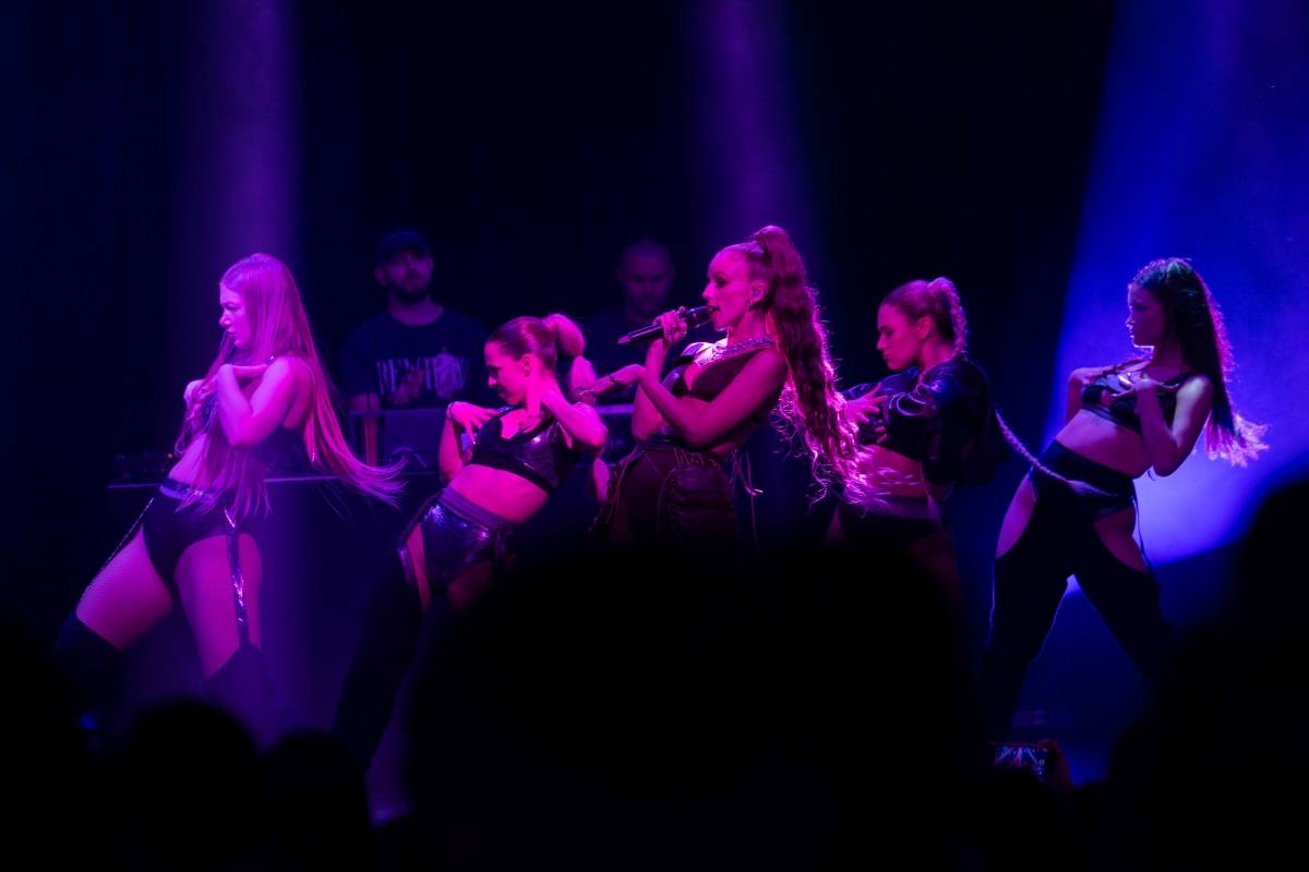 Simu fanynky v Brně obdarovaly růžemi