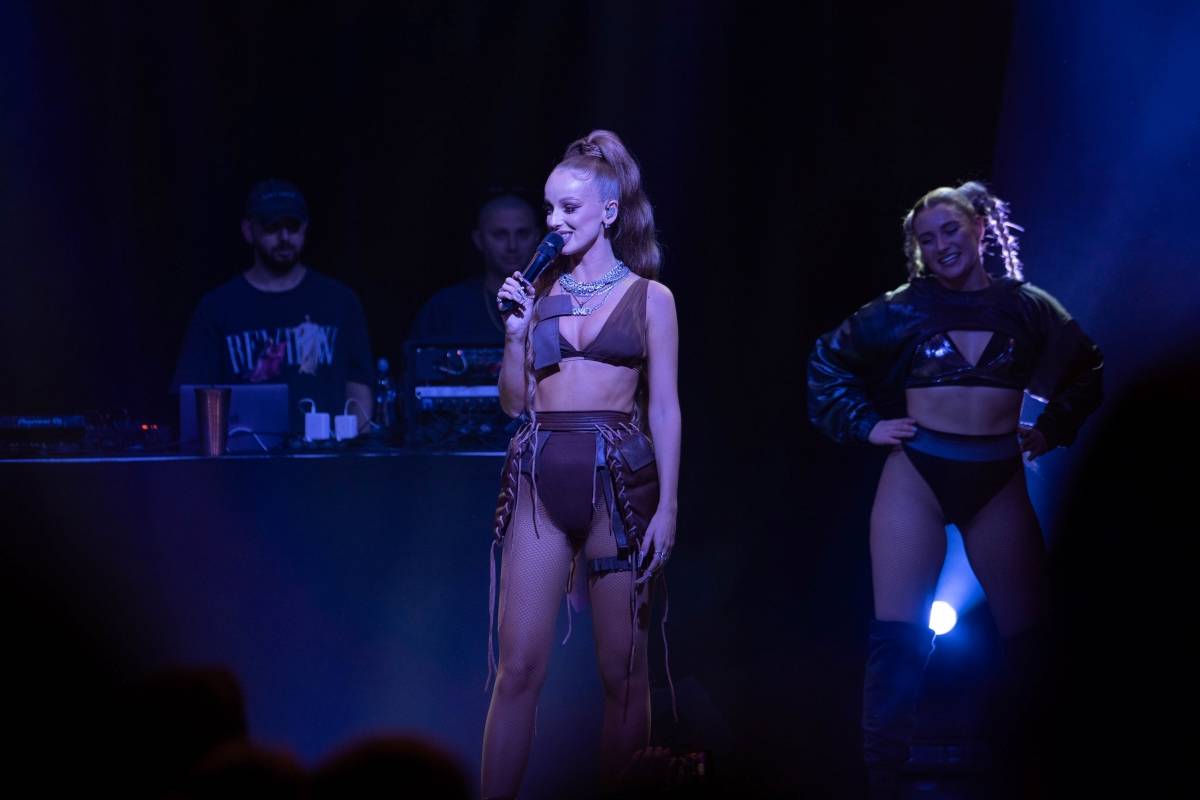 Simu fanynky v Brně obdarovaly růžemi