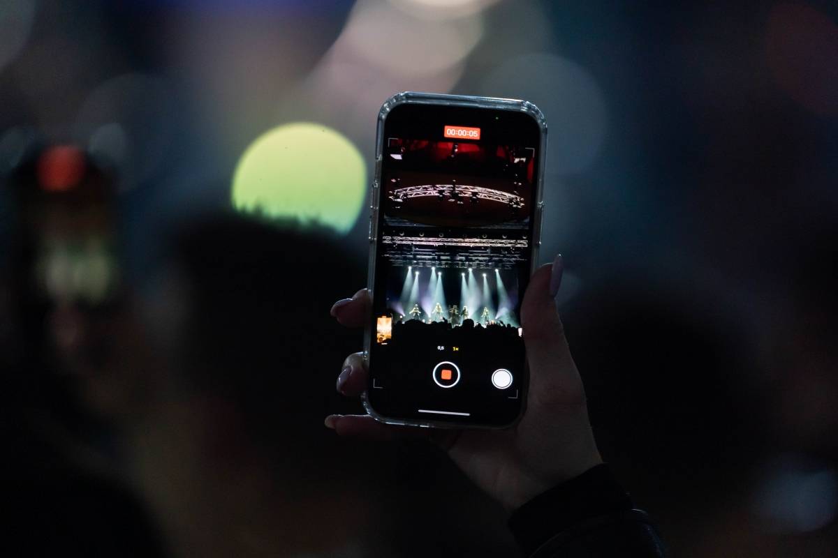 Simu fanynky v Brně obdarovaly růžemi