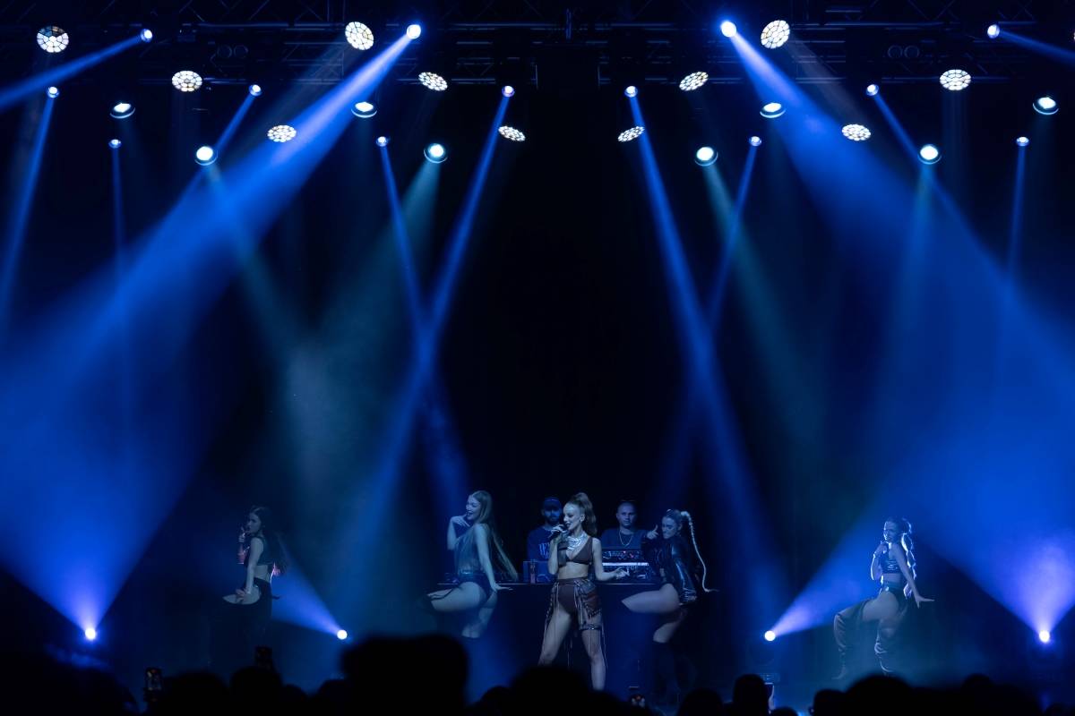 Simu fanynky v Brně obdarovaly růžemi