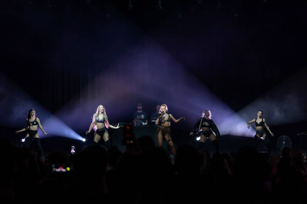 Simu fanynky v Brně obdarovaly růžemi