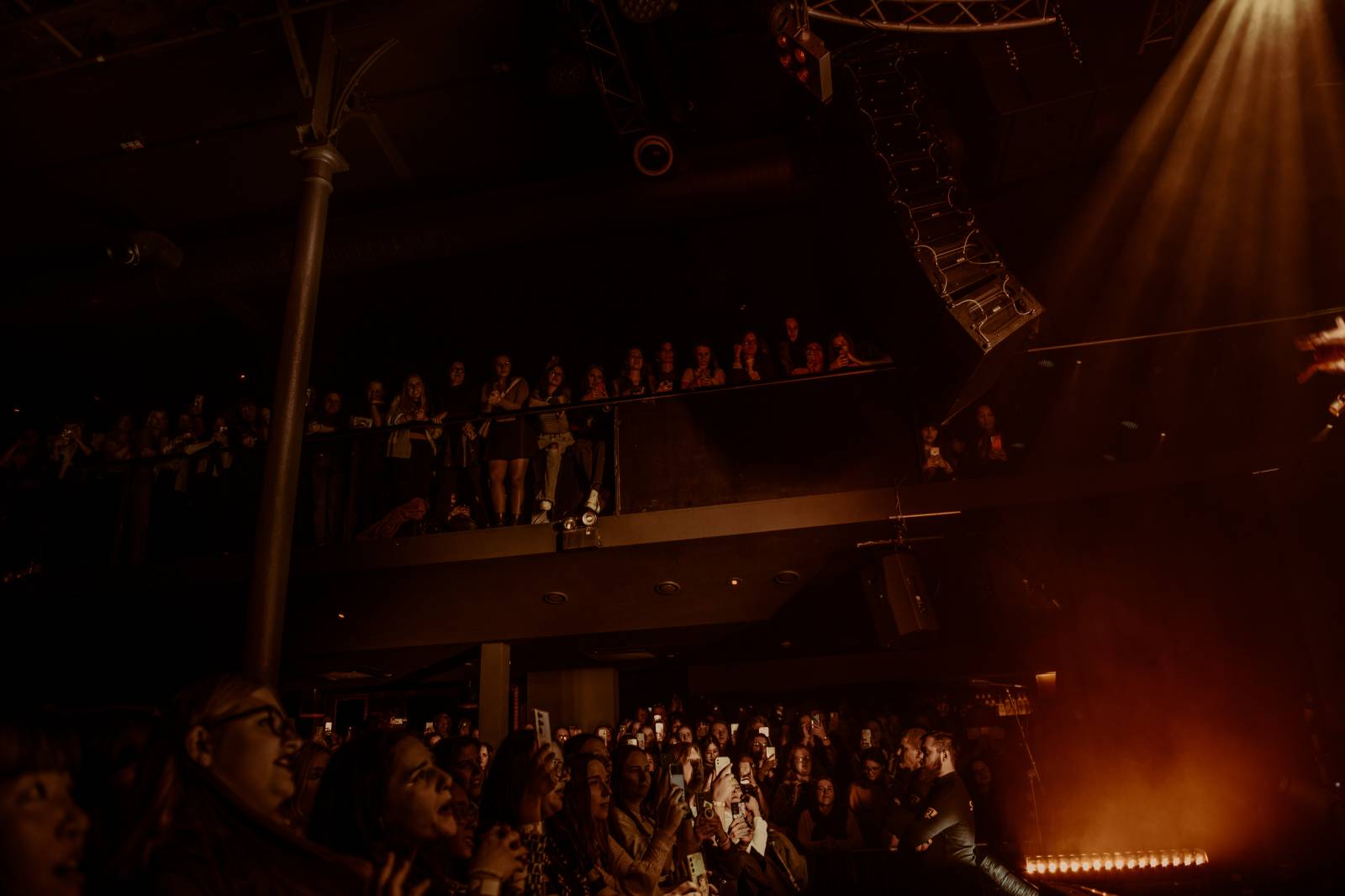 Dámy mu ležely u nohou. Charismatický Eric Nam poprvé zahrál v Česku