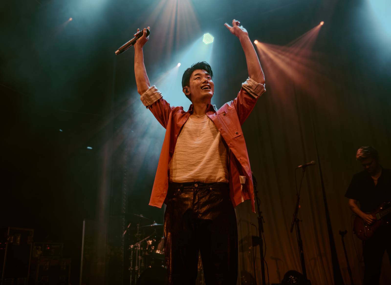 Dámy mu ležely u nohou. Charismatický Eric Nam poprvé zahrál v Česku