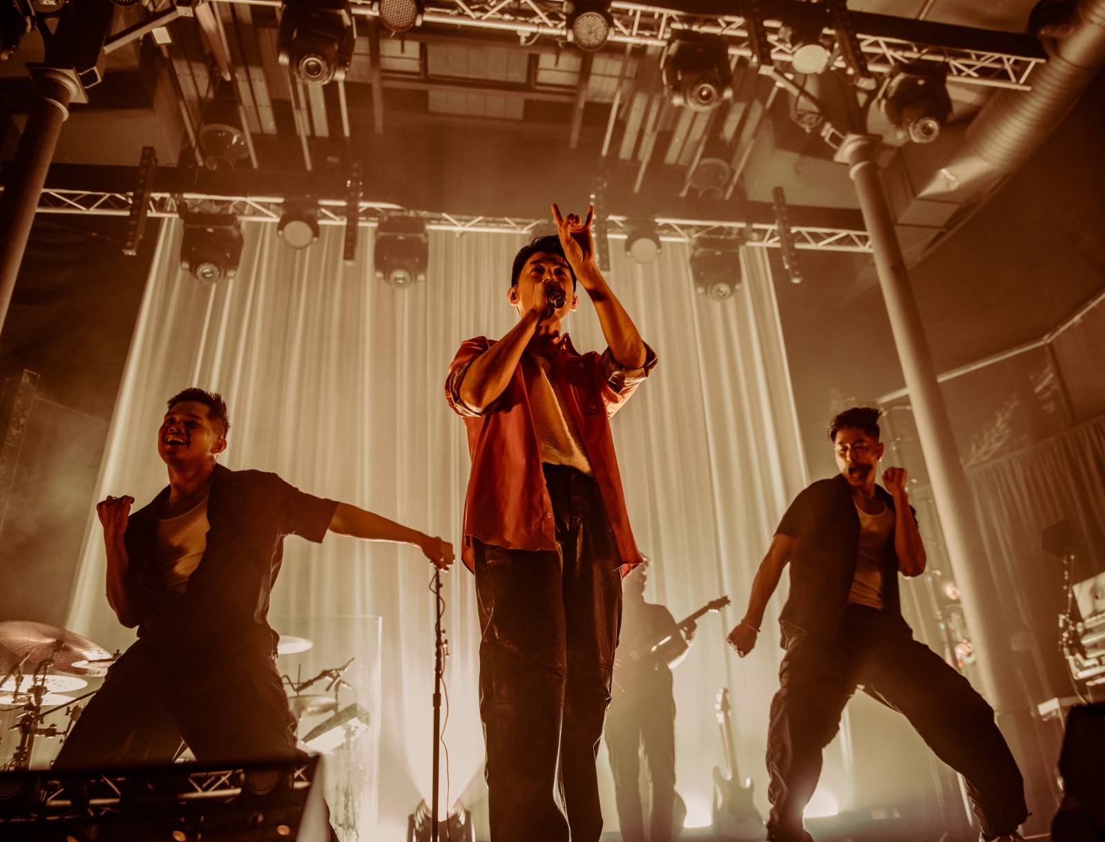 Dámy mu ležely u nohou. Charismatický Eric Nam poprvé zahrál v Česku