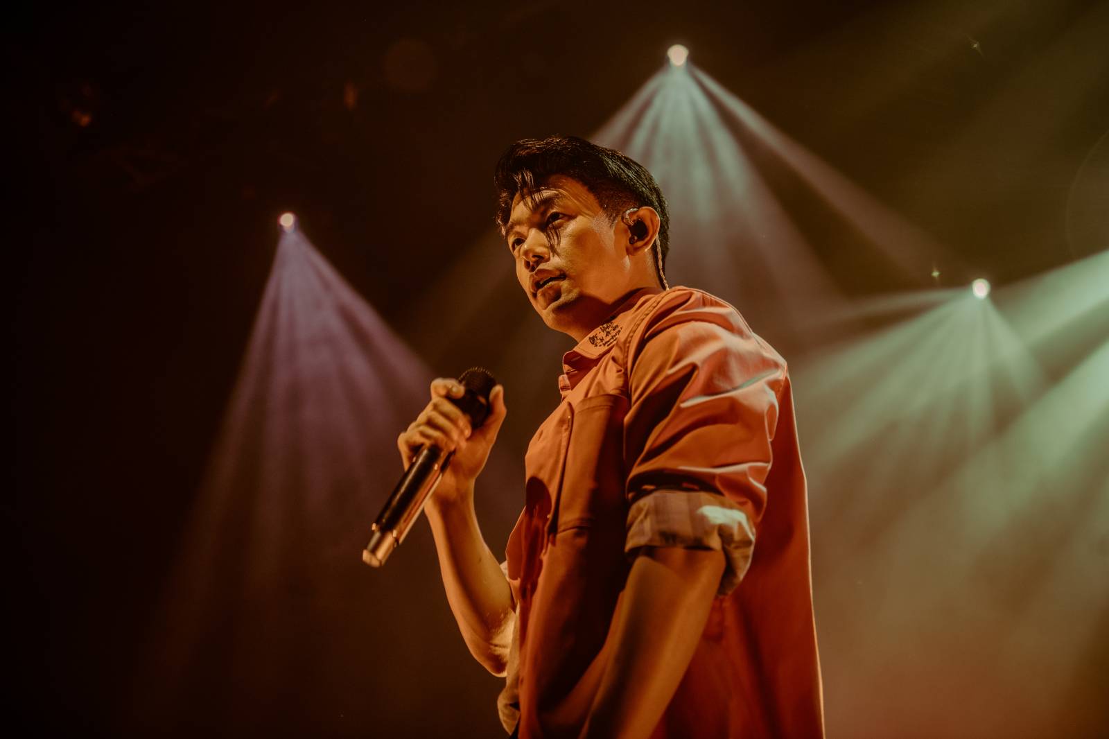 Dámy mu ležely u nohou. Charismatický Eric Nam poprvé zahrál v Česku