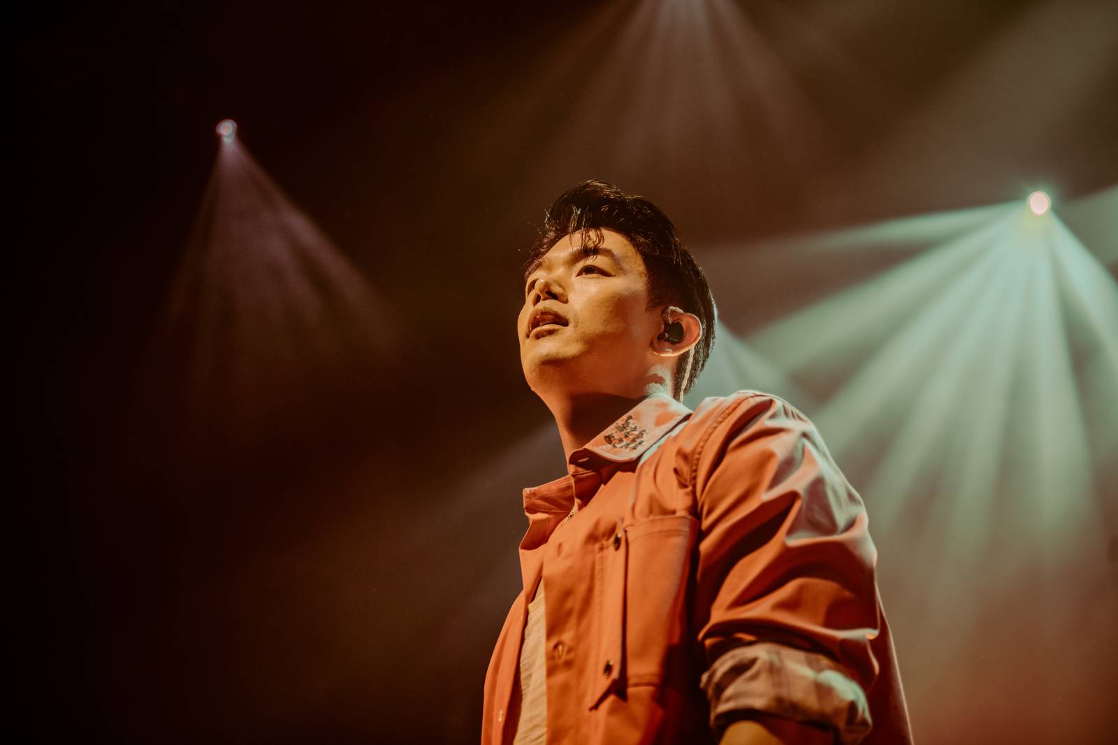 Dámy mu ležely u nohou. Charismatický Eric Nam poprvé zahrál v Česku