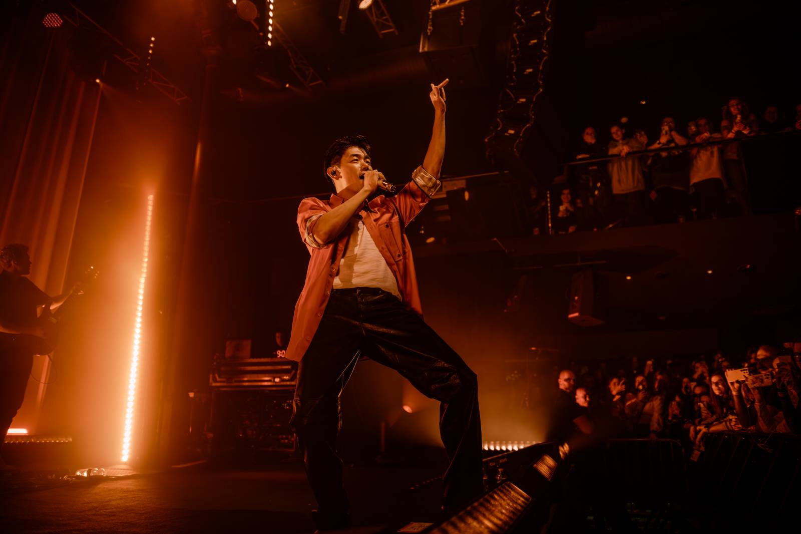 Dámy mu ležely u nohou. Charismatický Eric Nam poprvé zahrál v Česku