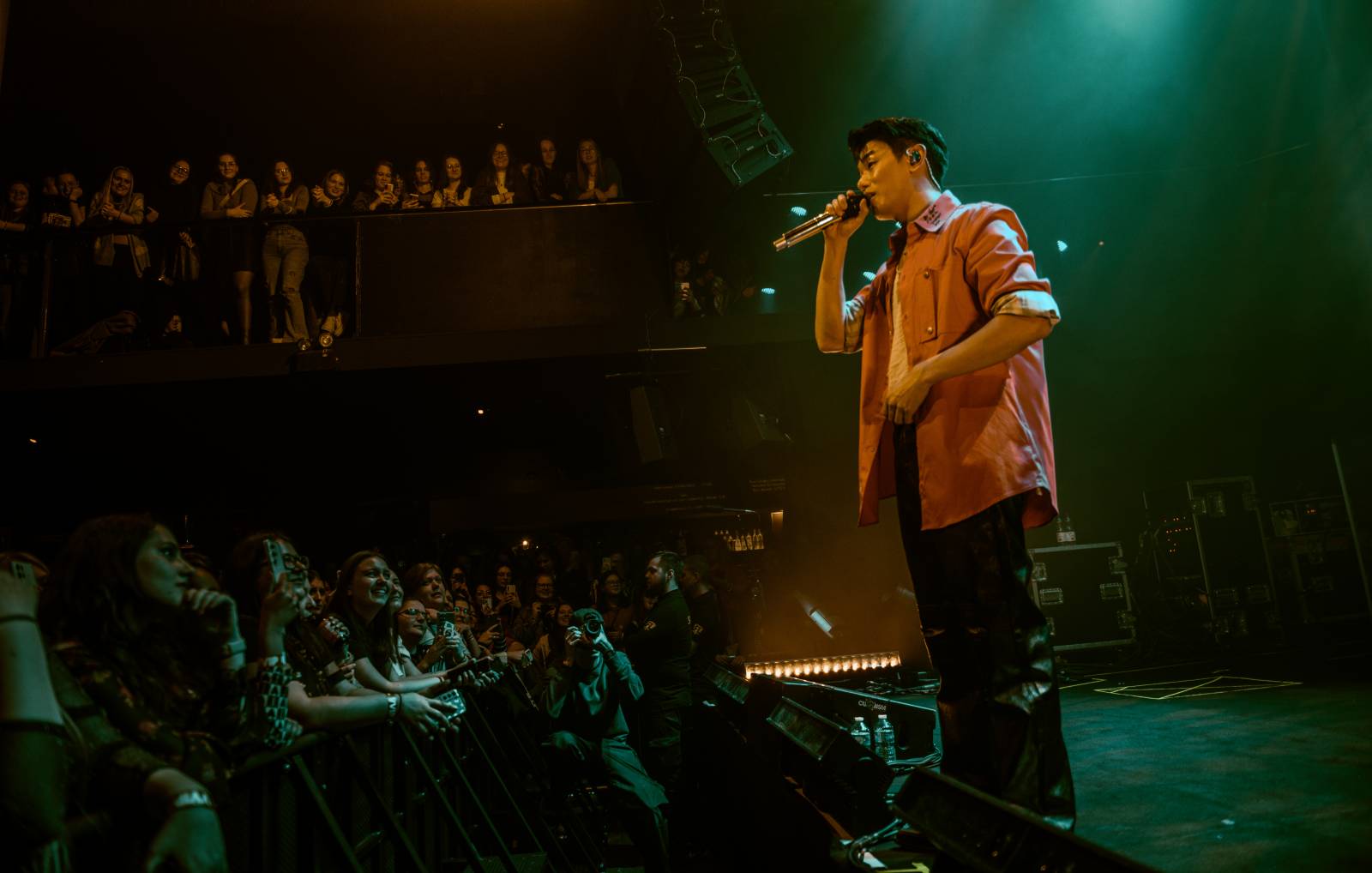 Dámy mu ležely u nohou. Charismatický Eric Nam poprvé zahrál v Česku