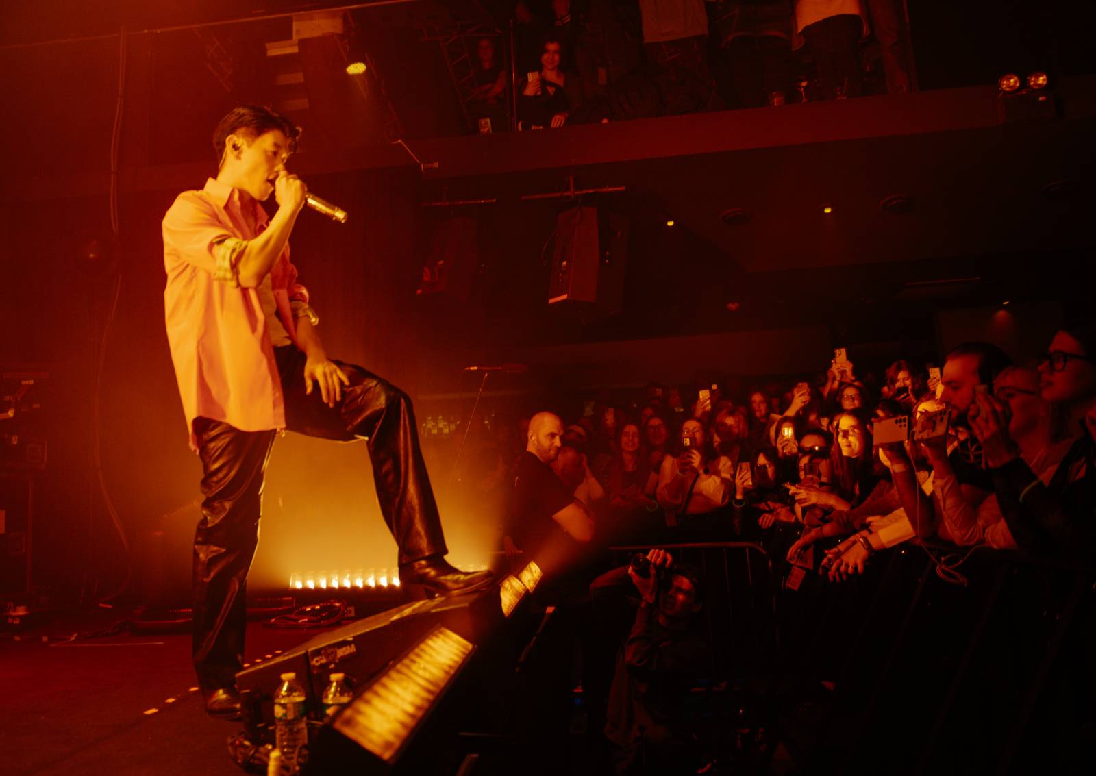 Dámy mu ležely u nohou. Charismatický Eric Nam poprvé zahrál v Česku