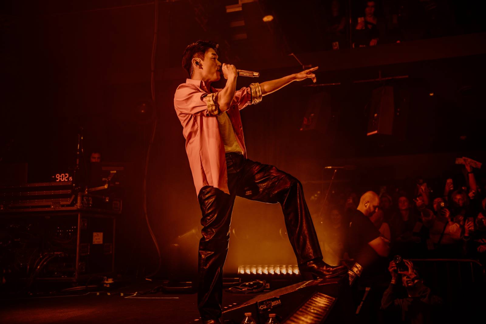 Dámy mu ležely u nohou. Charismatický Eric Nam poprvé zahrál v Česku