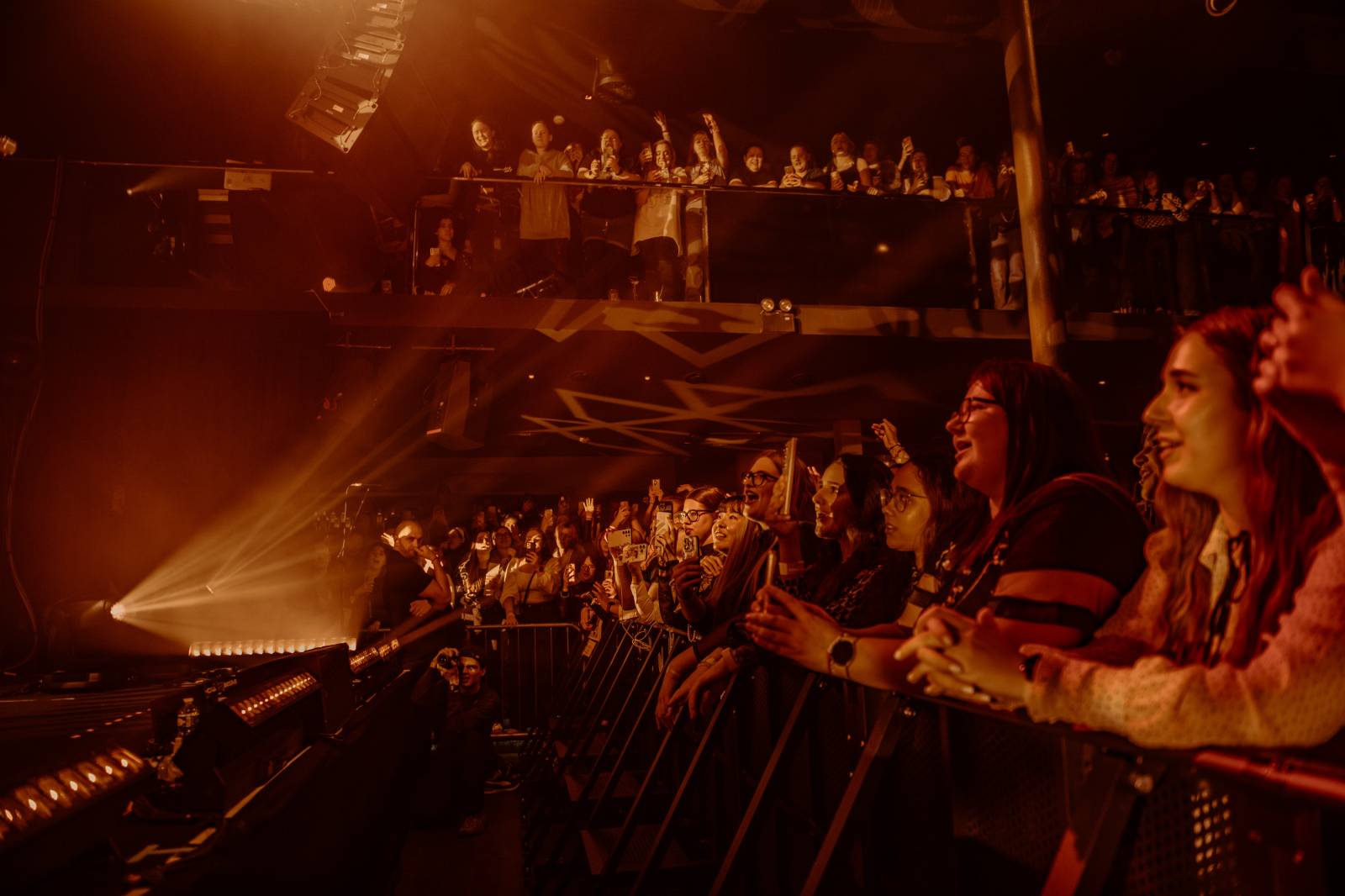 Dámy mu ležely u nohou. Charismatický Eric Nam poprvé zahrál v Česku