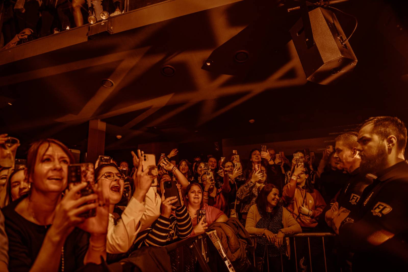 Dámy mu ležely u nohou. Charismatický Eric Nam poprvé zahrál v Česku